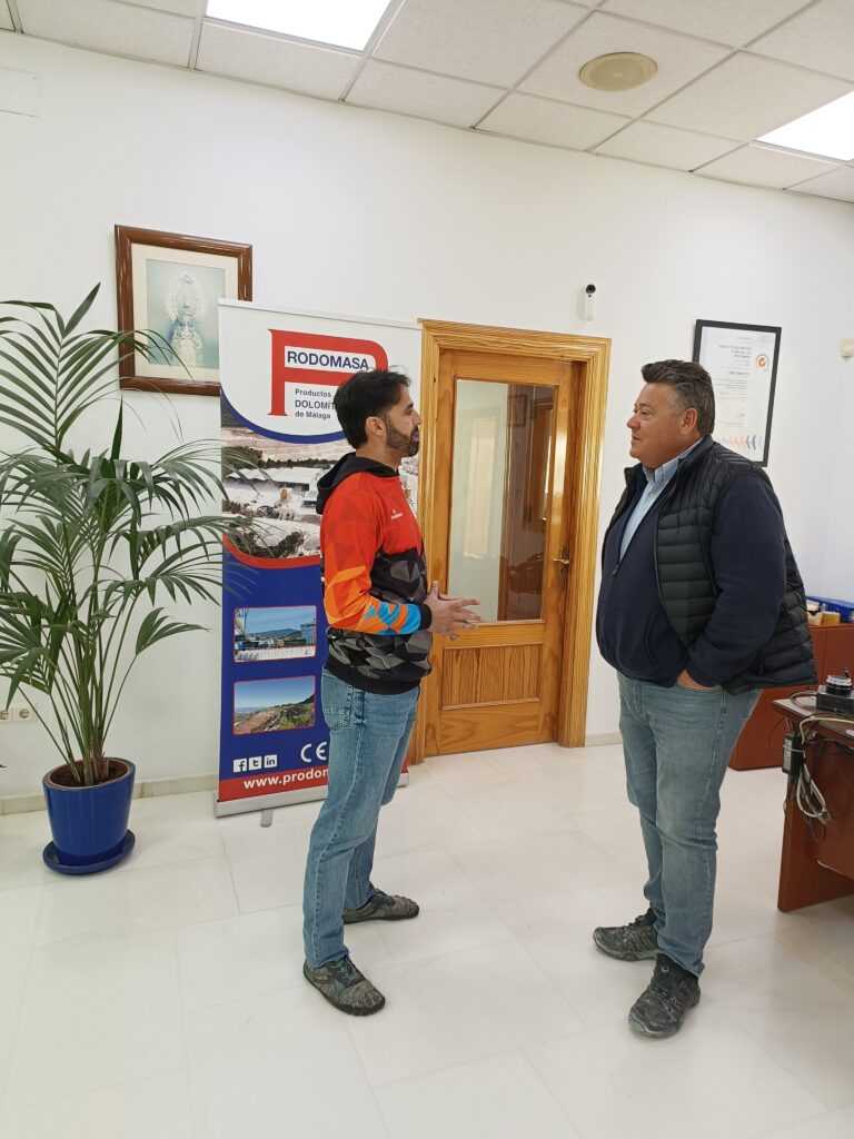 Visita del presidente del Club Triatlón a las instalaciones de Prodomasa